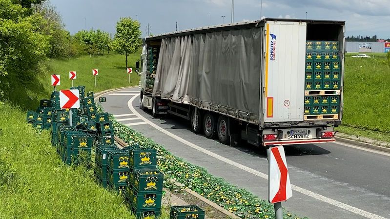 Mizerně zajištěné přepravky s pivem zablokovaly silnici v Praze